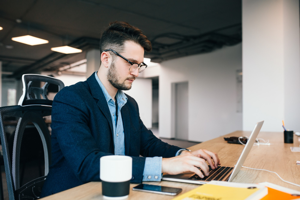 man working in a laptop