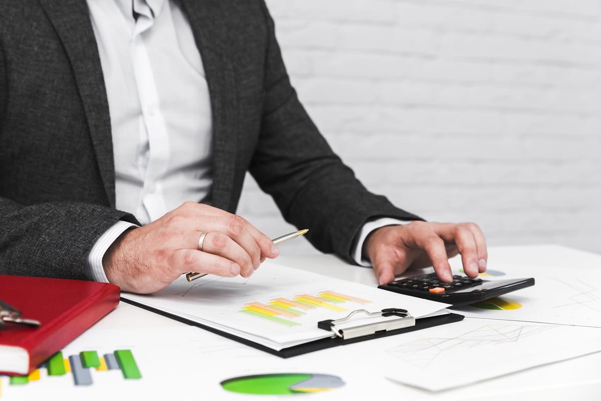 A lawyer calculating operating expenses