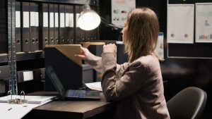 woman using a laptop for discovery